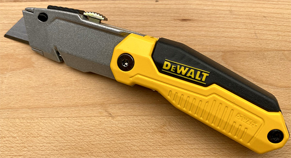 Innovative Retractable Scraper Utility Knife: Easily Switch between Cutting, Scraping, and Prying Applications