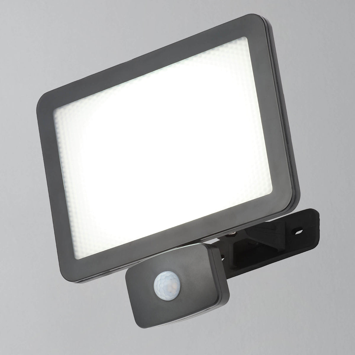 Integral Tri-Proof IP65 6ft 70W Cool White Non-Linkable LED Batten - I energybulbs.co.uk