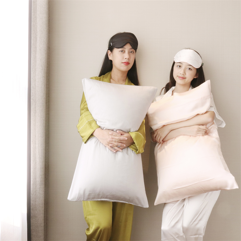 11 Best Silk Pillowcases for Healthier Hair & Skin, Reviewed 2023 | Glamour