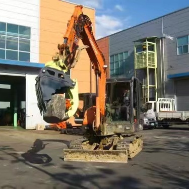 Powerful Clamshell Bucket Excavator Provides Efficient Digging Solution