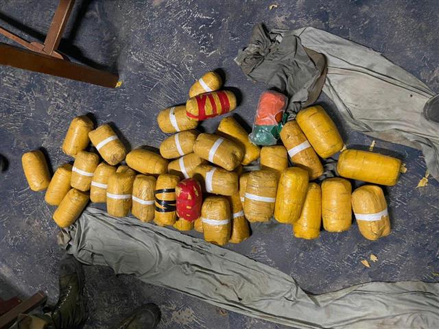 BSF foils smuggling bid along Pak border in Punjab, recovers 25kg heroin | CanIndia News
