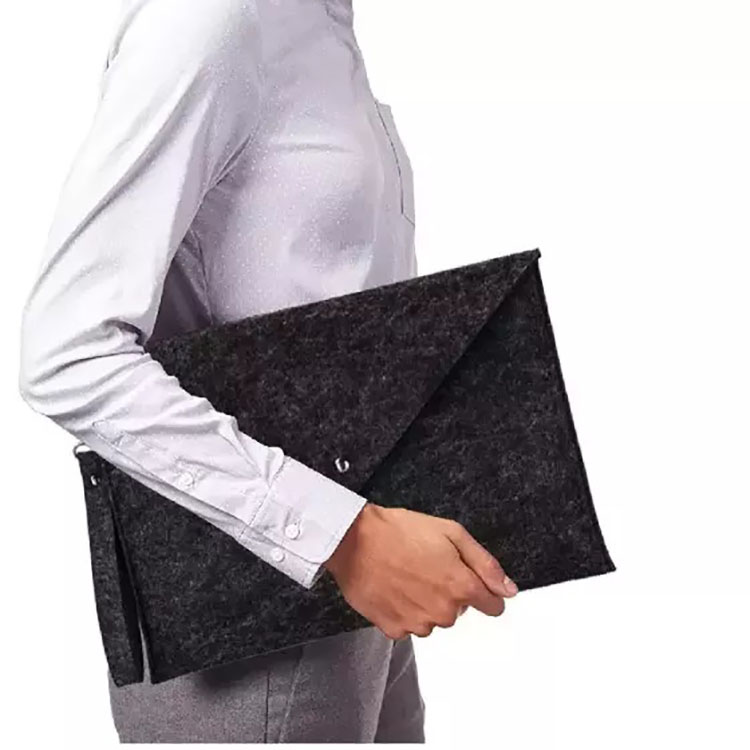 Adjustable felt bag: stylish and practical accessory