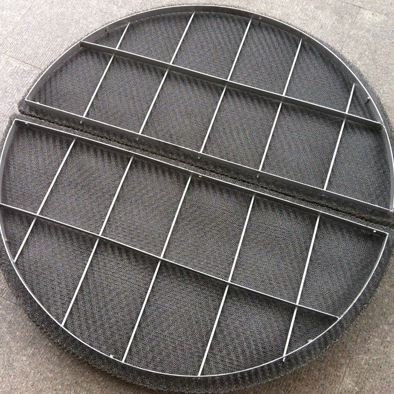 Wire mesh demister for removing liquid droplets from gas streams