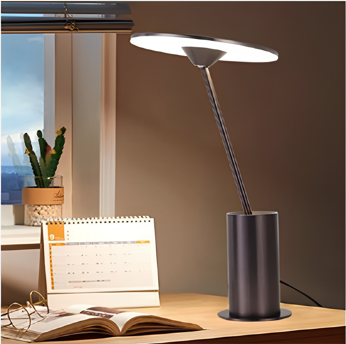 Modern creative luxury hotel home decorative  metal base bed side  Indoor LED table lamp