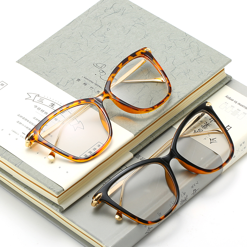 Vintage Square Glasses Made in a Factory: A Fashion Trend to Follow