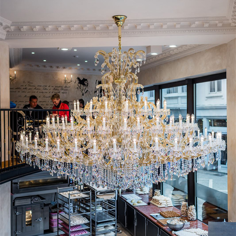The spectacular process of making a glass chandelier from scratch